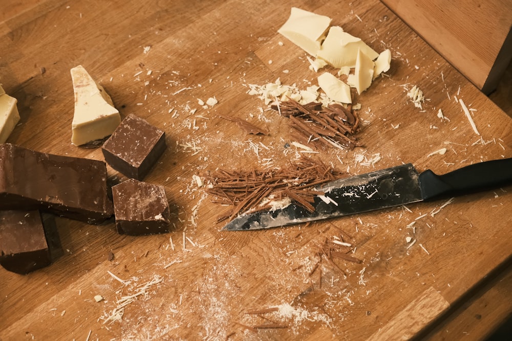 Trozos de chocolate negro artesanal sobre tabla de cortar