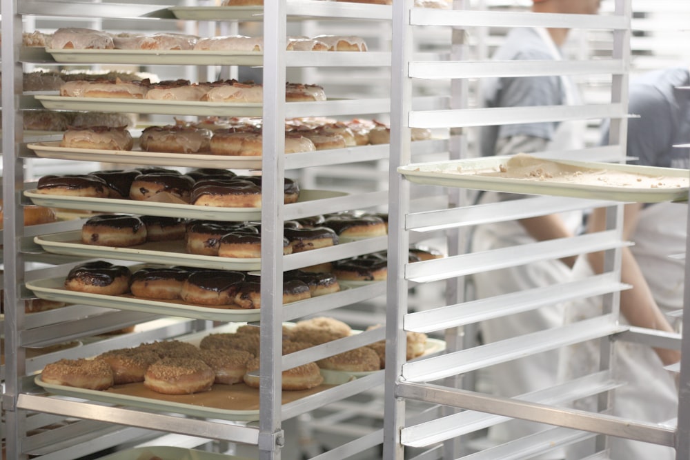 Pastelería enfriándose sobre una rejilla metálica